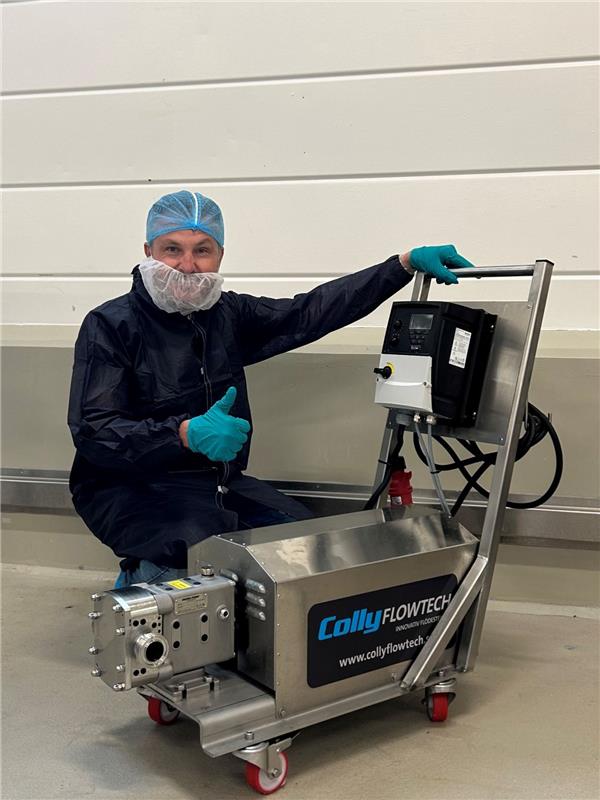 Mattias Steffl med Viking Pump® Hygienic-produktet.
