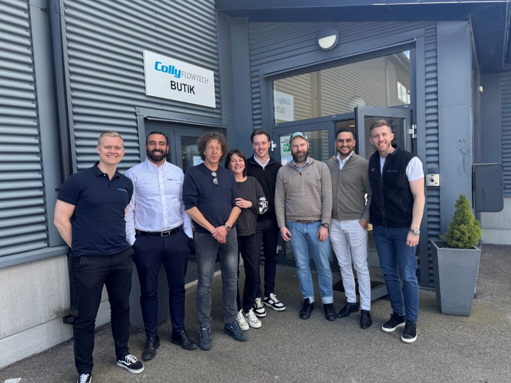 Flourtubing og Colly Flowtech sammen udendørs. Sammen tilbyder de PTFE-slanger og PTFE-løsninger til den kemiske industri.