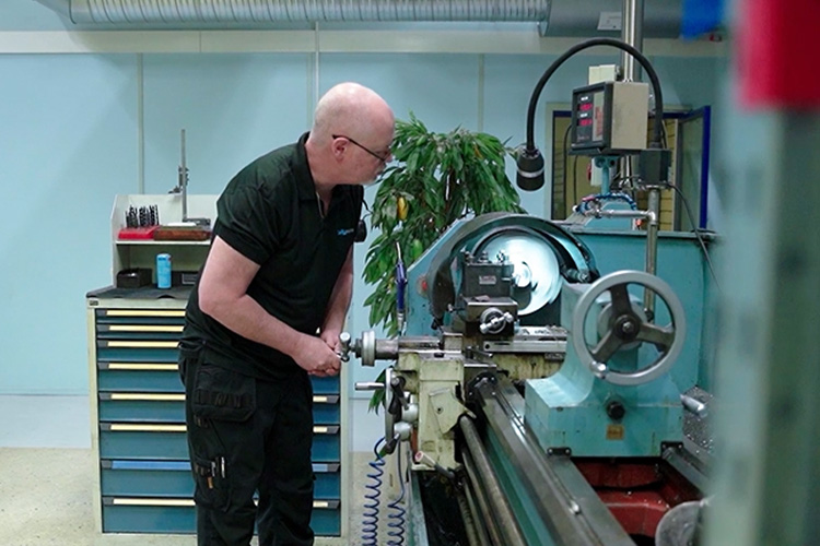 Drejning af fittings i rustfrit stål