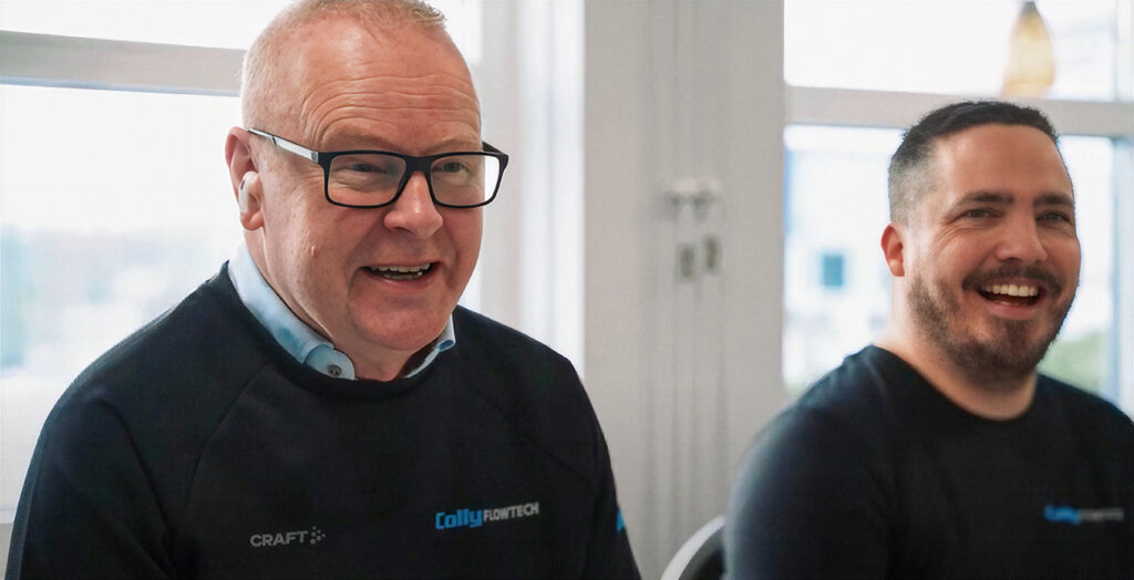 Mikael Hjort og hans kolleger diskuterer membranpumper, og hvordan man kan reducere nedetid i produktionen.