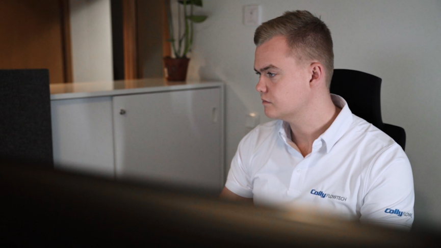 Viktor sidder foran et skrivebord og kigger på en computer.