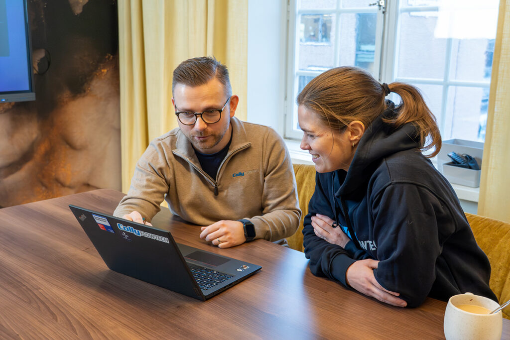 To medarbejdere fra Colly Flowtech arbejder sammen ved en computer med planlægning og opfølgning af bæredygtighedsarbejdet.