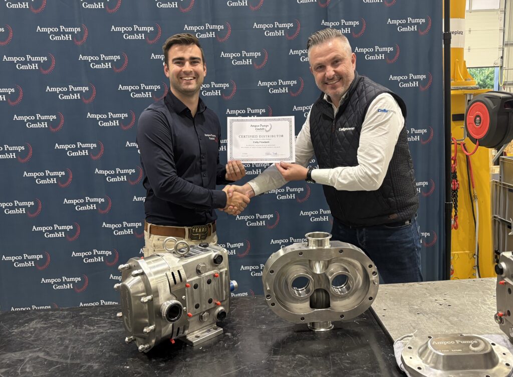 Mattias Steffl fra Colly Flowtech giver hånd til Cedric Krebs fra Ampco Pumps.